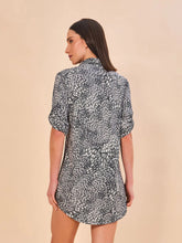 Carregar imagem no visualizador da galeria, Model Back: Uv Line Chemise Shirtdress Asas Upf50+
