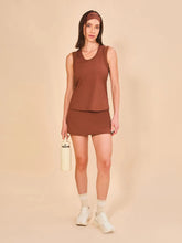 Carregar imagem no visualizador da galeria, Model Front: Uv Line Fitness Haut Regata Sport Color Fem Marrom Upf50+
