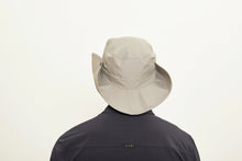 Carregar imagem no visualizador da galeria, Model Back: Uv Line Chapeau Souple/Capeline Hat Safari L Masc Sand Upf50+
