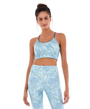 Carregar imagem no visualizador da galeria, Model Front: Alto Giro Fitness Haut Top Staff Alcinha Dupla Face Azul Movement
