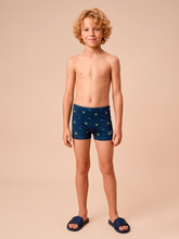 Carregar imagem no visualizador da galeria, Model Front: Uv Line Maillot De Bain Garçon Swim Trunks Kids Pirates Fun Upf50+
