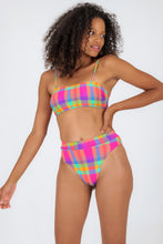 Carregar imagem no visualizador da galeria, Model Front: Rio De Sol Ensemble Set Tulip-Garden Bandeau-Reto Hotpant-Cos

