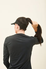 Carregar imagem no visualizador da galeria, Model Back: Uv Line Visière Visor Elastic Preto Upf50+
