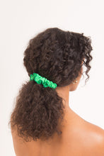 Carregar imagem no visualizador da galeria, Model Front: Rio De Sol Chouchou Dots-Energy Scrunchie

