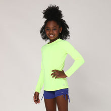 Carregar imagem no visualizador da galeria, Model Front: Uv Line T-Shirt Camiseta Uvlight Amarelo Fluor Spf50+
