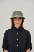 Carregar imagem no visualizador da galeria, Model Front: Uv Line Casquette Visor Nice Fem Militar Green Upf50+
