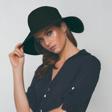 Carregar imagem no visualizador da galeria, Model Front: Uv Line Chapeau Souple/Capeline Hat Santorini Imp Fem Black Upf50+
