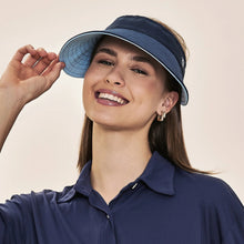 Carregar imagem no visualizador da galeria, Model Front: Uv Line Visière Visor Bali Fem Navy Light Blue Upf50+
