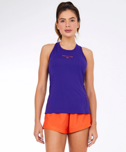 Carregar imagem no visualizador da galeria, Model Front: Alto Giro Fitness Haut Regata Skin Fit Costas Nadador Roxo Eletric
