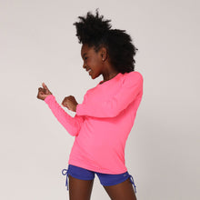 Carregar imagem no visualizador da galeria, Model Back: Uv Line T-Shirt Camiseta Uvlight Pink Fluor Spf50+
