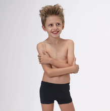 Carregar imagem no visualizador da galeria, Model Front: Uv Line Maillot De Bain Garçon Trunks Kids F Inf Black Upf50+
