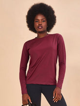 Carregar imagem no visualizador da galeria, Model Front: Uv Line T-Shirt Longsleeve Uvpro Vermelho Quimado Upf50+
