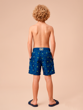 Carregar imagem no visualizador da galeria, Model Back: Uv Line Maillot De Bain Garçon Shorts Acqua Kids Pirates Fun Upf50+
