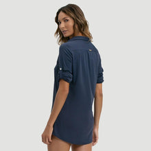 Carregar imagem no visualizador da galeria, Model Back: Uv Line Vêtement De Plage Shirtdress Copenhagen Fem Navy Blue Upf50+
