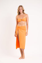 Carregar imagem no visualizador da galeria, Model Front: Rio De Sol Jupe De Page Bio-Laranjada Long Skirt Knot
