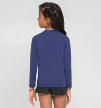 Carregar imagem no visualizador da galeria, Model Back: Uv Line T-Shirt Longsleeve Uvpro Kids Navy Blue Upf50+
