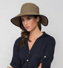 Carregar imagem no visualizador da galeria, Model Front: Uv Line Chapeau Souple/Capeline Hat Santorini Imp Fem Mescla Upf50+
