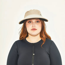 Carregar imagem no visualizador da galeria, Model Front: Uv Line Casquette Visor Capri Colors Nac Fem Sand Black Upf50+
