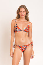 Carregar imagem no visualizador da galeria, Model Front: Rio De Sol Haut Top Amore-Red Tri-Fixo

