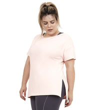 Carregar imagem no visualizador da galeria, Model Front: Alto Giro Fitness Haut T-Shirt Skin Fit Silk Gola Plus Rosa Respire
