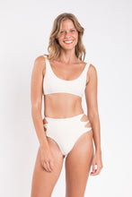 Carregar imagem no visualizador da galeria, Model Front: Rio De Sol Haut Top Malibu-Natural Bliss
