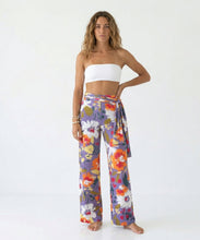 Carregar imagem no visualizador da galeria, Model Front: Rio De Sol Pantalon De Plage Garden-Flower Pants Knot

