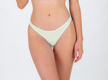 Carregar imagem no visualizador da galeria, Model Front: Rio De Sol Bas Bottom Off-White Essential-Comfy
