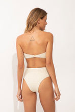 Carregar imagem no visualizador da galeria, Model Back: Rio De Sol Bas Bottom Brisa-Offwhite Hotpants
