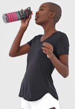 Carregar imagem no visualizador da galeria, Model Front: Alto Giro Fitness Haut T-Shirt Skin Fit Alongada Gola V Preto
