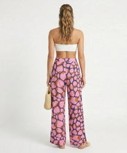 Carregar imagem no visualizador da galeria, Model Back: Rio De Sol Pantalon De Plage Amore-Pink Wide Pants
