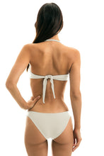 Carregar imagem no visualizador da galeria, Model Back: Rio De Sol Bas Bottom Perola Band Comfort
