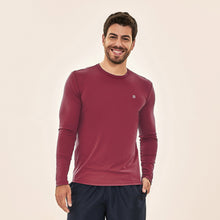 Carregar imagem no visualizador da galeria, Model Front: Uv Line T-Shirt Longsleeve Uvpro Masc Vermelho Queimado Upf50+
