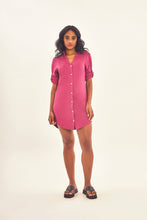 Carregar imagem no visualizador da galeria, Model Front: Uv Line Chemise Shirtdress Copenhagen Fem Fucsia Upf50+
