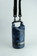 Carregar imagem no visualizador da galeria, Model Back: Feelfree Sac De Plage Dry Tube 1,5L Tropical Mid Night Blue
