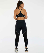 Carregar imagem no visualizador da galeria, Model Back: Alto Giro Fitness Bas Legging Hyper Recortes Atlanta Preto
