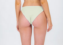 Carregar imagem no visualizador da galeria, Model Back: Rio De Sol Bas Bottom Off-White Essential-Comfy
