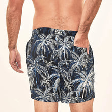 Carregar imagem no visualizador da galeria, Model Back: Uv Line Short De Bain Short Acqua Coqueiros Marinho Upf50+
