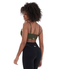 Carregar imagem no visualizador da galeria, Model Back: Alto Giro Fitness Haut Top Sem Costura Essential Verde Kalamata
