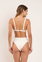 Carregar imagem no visualizador da galeria, Model Back: Rio De Sol Ensemble Set Sand-Chantilly Alba Kora
