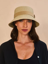 Carregar imagem no visualizador da galeria, Model Front: Uv Line Bob Cap-Ferrat Linho Upf50+
