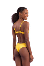 Carregar imagem no visualizador da galeria, Model Back: Rio De Sol Haut Top Malibu-Yellow Balconet
