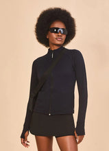 Carregar imagem no visualizador da galeria, Model Front: Uv Line T-Shirt Jacket Fem New Fit Black Upf50+
