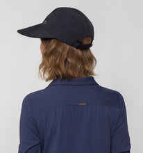 Carregar imagem no visualizador da galeria, Model Back: Uv Line Casquette Visor Capri Colors Nac Fem Black Upf50+
