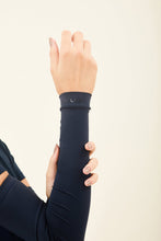 Carregar imagem no visualizador da galeria, Model Front: Uv Line Gants Sun-Protection Sleeve Navy Upf50+
