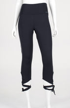 Carregar imagem no visualizador da galeria, Model Front: Alto Giro Fitness Bas Legging Up Co2 Barriga Zero Laco Preto
