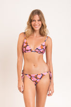 Carregar imagem no visualizador da galeria, Model Front: Rio De Sol Haut Top Amore-Pink Tri-Fixo
