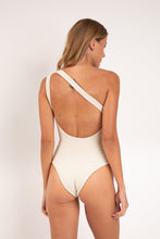 Carregar imagem no visualizador da galeria, Model Back: Rio De Sol Une Pièce Brisa-Offwhite Sienna
