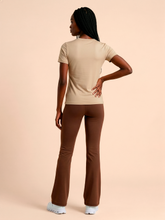 Carregar imagem no visualizador da galeria, Model Back: Uv Line T-Shirt Longsleeve Fem New Fit Sand Upf50+
