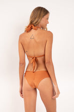 Carregar imagem no visualizador da galeria, Model Back: Rio De Sol Ensemble Set Shimmer-Nocciola Mel
