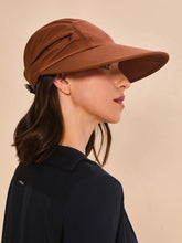 Carregar imagem no visualizador da galeria, Model Back: Uv Line Casquette Visor Capri Colors Nac Fem Coniac Upf50+
